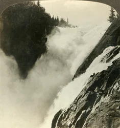 Großartige Pracht der mächtigen Riukan-Fälle, wo sie ihren 800-Fuß-Absturz beginnen, Norwegen, ca. 1905