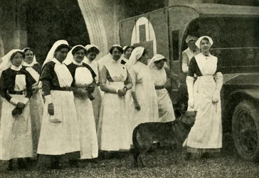 Die Herzogin von Westminster mit Krankenschwestern, Le Touquet, Erster Weltkrieg, 1914, um 1920