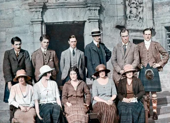 Der Herzog von York mit der Jagdgesellschaft des Earl of Strathmore, Glamis Castle, 1921, 1923