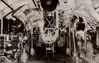 Der Maschinenraum eines Holland-U-Boots, um 1916