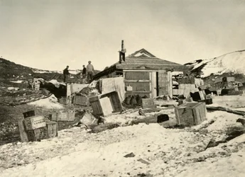 Die Hütte im Sommer, Kohlesäcke links, ca. 1908-1909