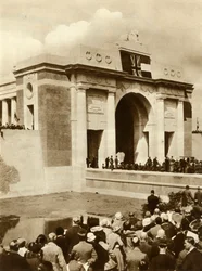 Das Menin-Tor wird enthüllt, Ypern, Belgien, 24. Juli 1927, 1935