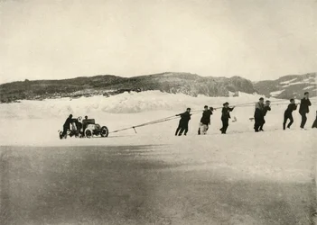 Das Auto im weichen Schnee, nach der Rückkehr des Schiffes, um 1908, 1909