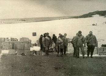 Die Gruppe, die den Mount Erebus bestieg und die Hütte verließ, 1908