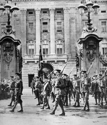 Der Prinz von Wales wird in die Grenadier Guards aufgenommen, London, August 1914