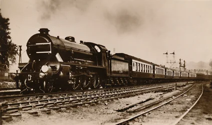 Der S.R. Dover Bootszug, gezogen von Sir Gawain, einer König-Arthur-Lokomotive, ca. 1930