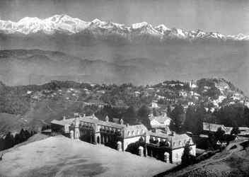 Die Schneekette und Darjeeling von oberhalb der St. Pauls Schule, Westbengalen, Indien, ca. 1910