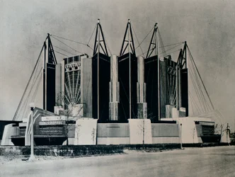 Das Reise- und Transportgebäude, 1932-1933