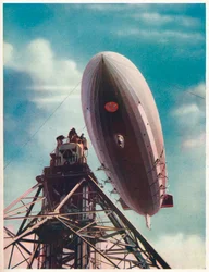Das US-Luftschiff Macon wird am mobilen Mast in Lakehurst, New Jersey, festgemacht, ca. 1935 ca. 1937
