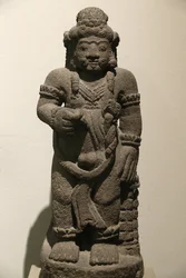 Das Victoria und Albert Museum. Wächterfigur aus einem epischen Drama. Vulkangestein. Indonesien (Ost-Java). 1400-1500. Majapahit-Periode. Vereinigtes Königreich