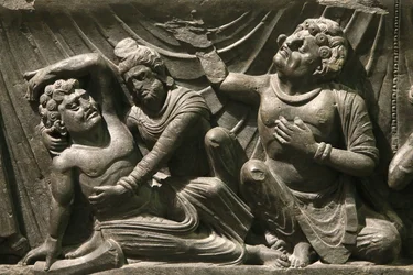 Das Victoria and Albert Museum. Teil eines Reliefs vom Tod Buddhas (Parinirvana). 200-400. Kushan-Periode. Schiefer. Gandhara/Nordwestpakistan. Vereinigtes Königreich