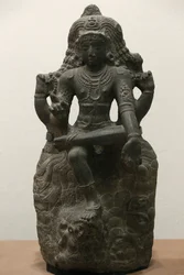 Das Victoria und Albert Museum. Shiva als Dakshinamurti. 1200-1300. Späte Chola-Periode. Granit. Südindien (Tamil Nadu). Vereinigtes Königreich