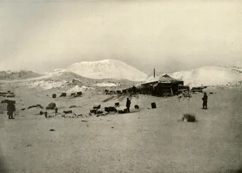 Das Winterquartier. Mit dem Mount Erebus im Hintergrund, ca. 1908, 1909