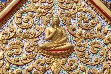 Die erste Predigt Buddhas nach der Erleuchtung. Wat Si Sou Mang Karam Tempel. Vieng Vang. Laos