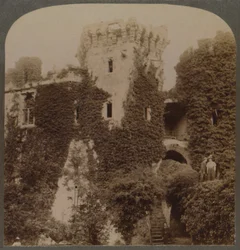 Die efeubewachsenen Türme von Raglan Castle, die letzte Festung von Karl I., Monmouthshire, England, ca. 1