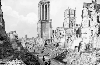 Die Ruinen und die Kathedrale von Caen, Normandie, Frankreich, ca. 1944