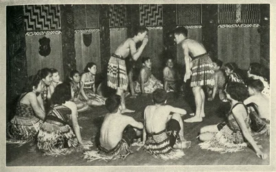 Diese Maori-Kinder an der Nativeschule, Whakarewarewa, spielen ein Handspiel, ca. 1948