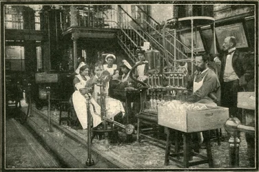 Das ist das Innere einer der Brennereien des Zaren, 1901