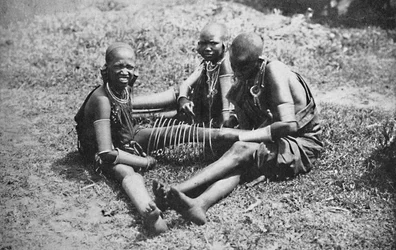 Drei junge Masai-Frauen, 1912