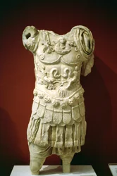 Torso eines unbekannten römischen Kaisers mit Kürass, 2. Jahrhundert n. Chr.