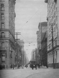 Türmende Fassaden einer der belebtesten Einkaufsstraßen der Stadt, um 1935