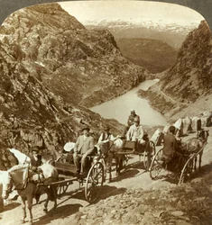 Reisende auf Bergstraße durch wilde Schlucht von Seljestad, Norwegen, ca. 1905