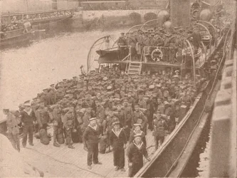 Truppen an Bord eines Kanaltransports, ca. 1915-1928