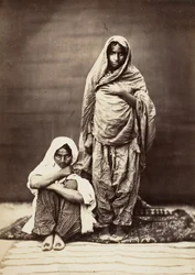 Zwei indische Frauen, eine sitzend