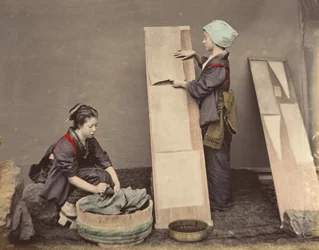 [Zwei japanische Frauen posieren mit Wäsche], 1870er Jahre