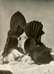 Zwei Seidenkalaschen, Reitkappe, Quäkerhaube, Hut, Handschuhe und Rock, 18. Jahrhundert, 1937