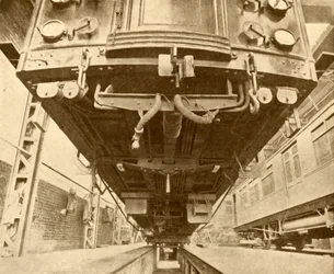 Unter der Erde: Unter einem elektrischen Wagen der District Railway, 1930
