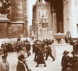 Siegesfeier, Zivilisten am Arc de Triomphe, Paris, Frankreich, Juli 1919