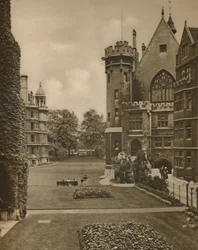 Blick auf die Middle Temple Gardens vom Fountain Court, um 1935