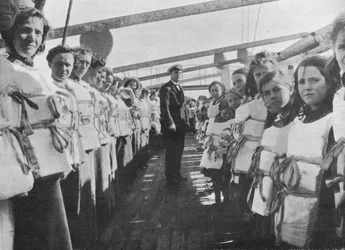 Rettungsringübung während des Krieges an Bord eines Ozeandampfers, 1915