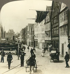 Lagerhäuser entlang des Kais in der Altstadt von Bergen, seit Jahrhunderten der große Fischmarkt Norwegens, um 1905