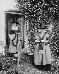Walisische Frauen mit einem Spinnrad, 1912