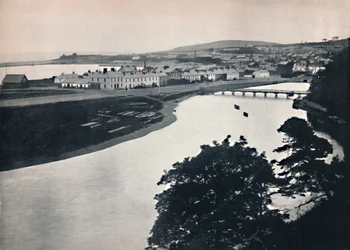Wicklow - Gesamtansicht der Stadt und des Flusses, 1895