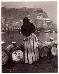 Frau und Fässer, Whitby Hafen, um 1905