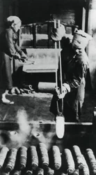 Frauen stellen Granathülsen in einer russischen Fabrik her, Zweiter Weltkrieg, 1943