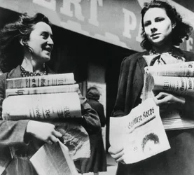 Frauen verkaufen deutsche Zeitungen, deutsch besetztes Paris, 19. Juli 1940