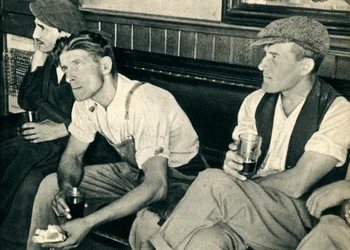 Arbeiter in einem englischen Gasthaus hören Mr. Churchill zu, 1942