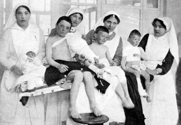 Verwundete Kinder aus Ypern mit Krankenschwestern in La Panne, Belgien, Erster Weltkrieg, 1914-1918, um 1920