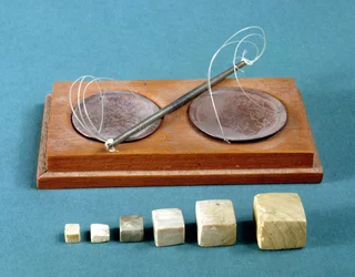 Feuersteingewichte und Kupferwaage, Mohenjo-Daro, 2300-1750 v. Chr.