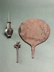 Kupferhaarnadel, Kollyriumstab mit Topf und Spiegel, Mohenjodaro, 2300-1750 v. Chr.
