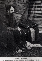 Hamlin Garland in seinem Cheyenne-Tipi, raucht eine Friedenspfeife, aus 