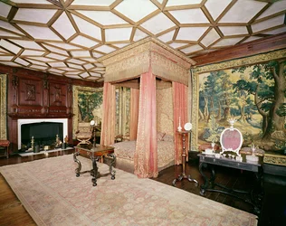 Vorhänge und Überwurf aus rotem Satin und Silbergewebe, aus dem Spangled Bedroom