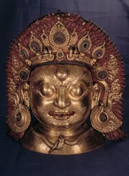 Kopf von Bhairava, spätes 17. Jahrhundert (geprägtes Kupfer, bemalt und vergoldet)