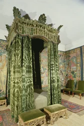 Innenansicht von Hardwick Hall, Derbyshire, zeigt das Grüne Schlafzimmer mit originalen Möbeln und Vorhängen aus dem 16. Jahrhundert