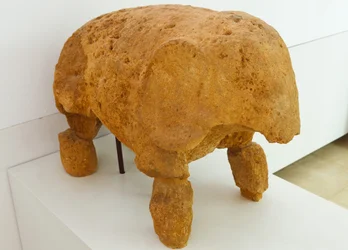 Das archäologische Komplex, Carmona, Provinz Sevilla, Spanien. Skulptur im Museum eines in der Elefantengrabstätte gefundenen Elefanten in der römischen Nekropole.