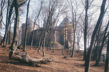 Ansicht von Castle Coch, Südwales, aus dem Wald